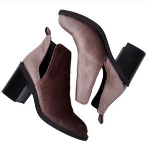 River Island Mink Chelsea Ankle Booties Size 8 in the Color Muave